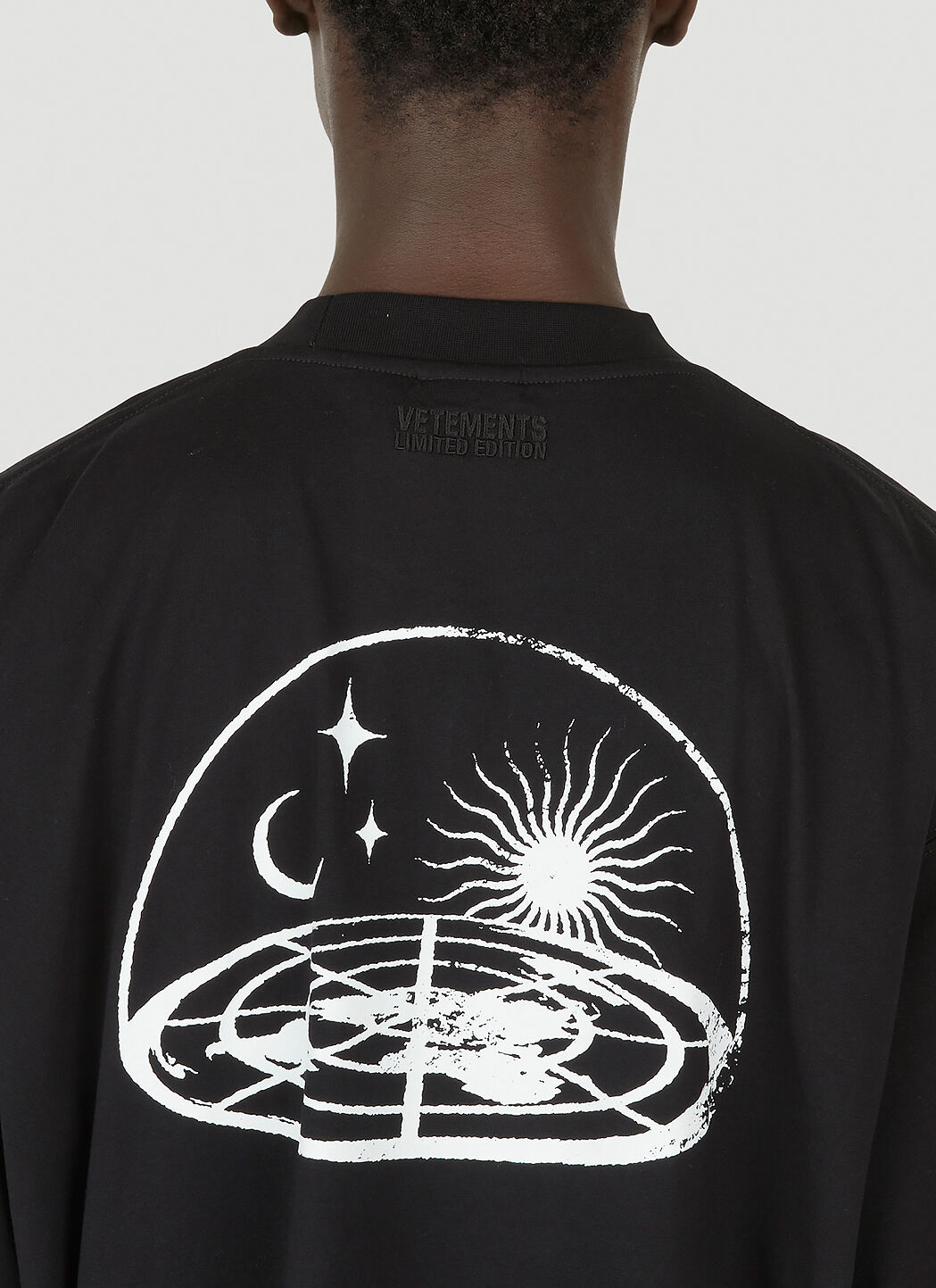 VETEMENTS Flat Earth T-Shirt in Black | LN-CC®