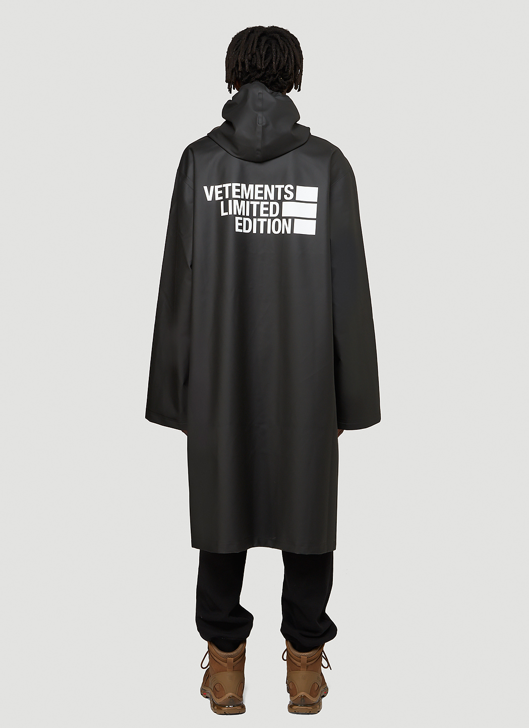 VETEMENTS Men's Logo Limited Edition Raincoat in bLack | LN-CC